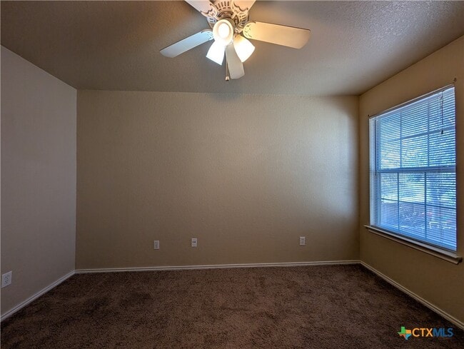 Building Photo - 1013 Misty Acres Dr