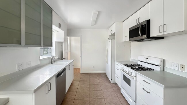 Building Photo - Spacious, Bright & Private Home with Huge Backyard on one of the quietest streets of Redwood Heights