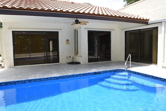 Building Photo - 6735 Lago Vista Terrace