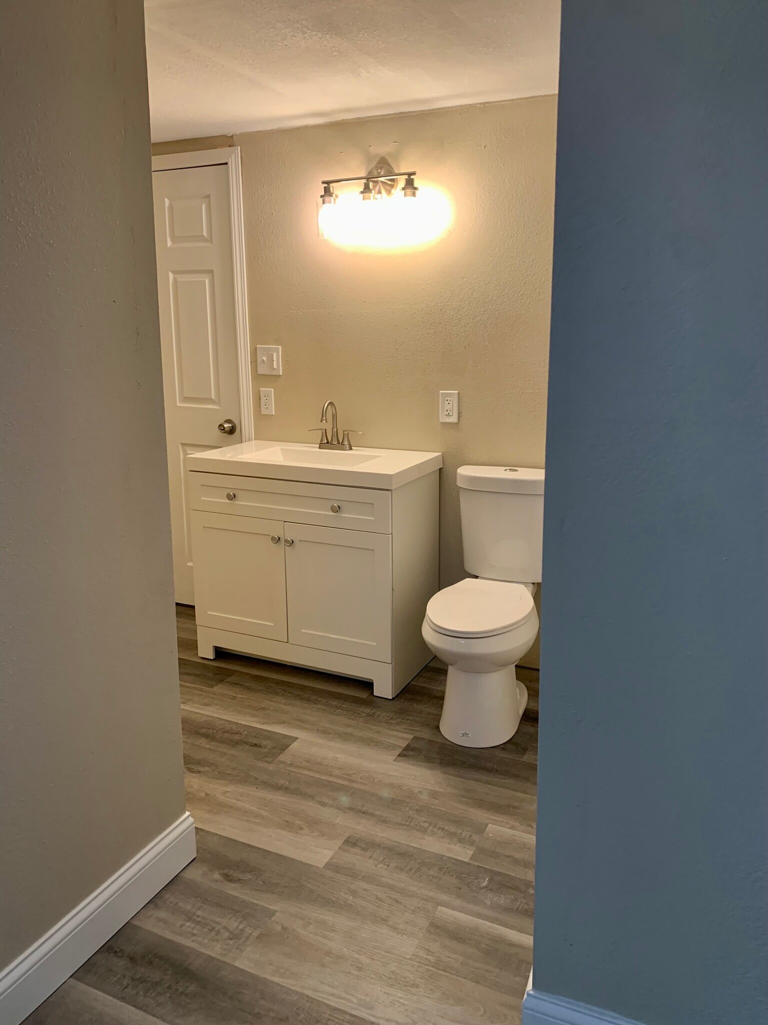 Primary bathroom - 821 W 7th St