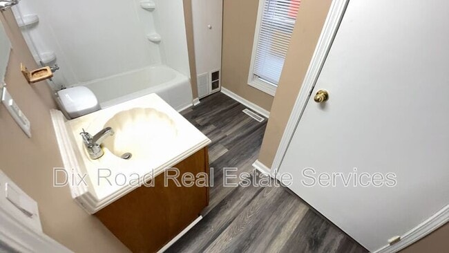 Building Photo - 1326 Campbell Ave