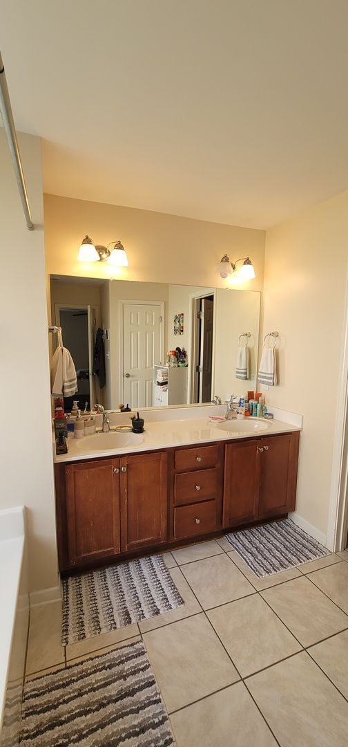 Building Photo - 4 Bedroom, 3 Full Bath with Bonus Home Boasting 2000+ Sq Ft