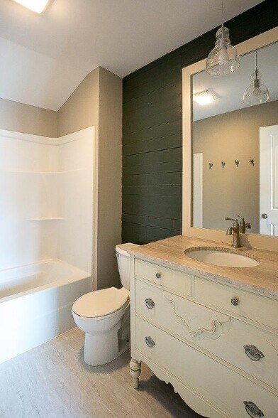 Building Photo - 122 Sayre St