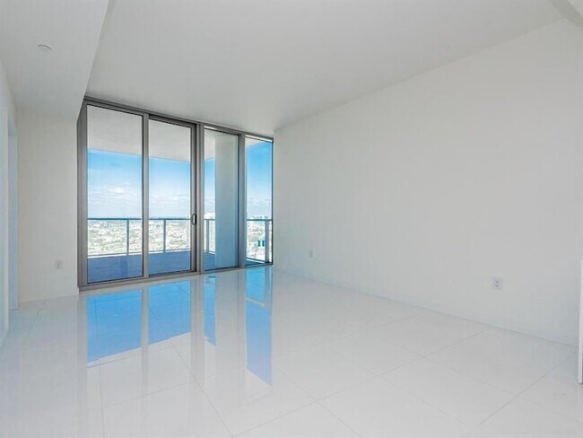 Building Photo - 851 NE 1st Ave