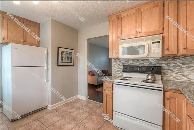 Building Photo - Beautiful Roeland Park Ranch-Available NOW!!