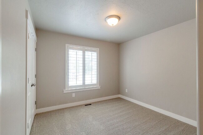 Building Photo - Available Now | American Fork, UT | 5 Bed | 3 Full Bath | Single-Family Home