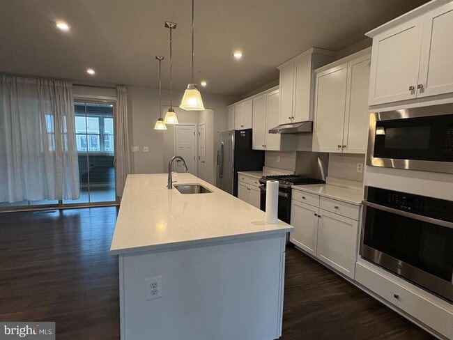 Building Photo - 8711 Shady Pines Dr