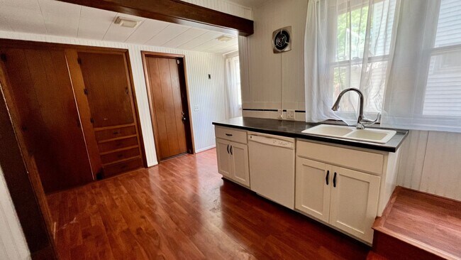 Building Photo - 1401 Logan St SE