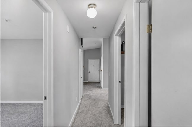 Building Photo - 2-Bedroom Condo with Vaulted Ceilings and Community Amenities in Everett