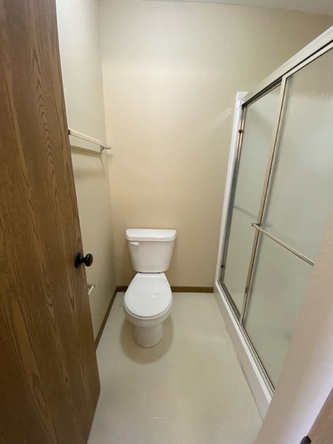 Building Photo - Excellent 3 bedroom with 2.5 bath with a b...