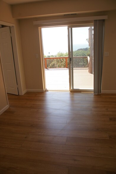 Building Photo - 220 Shoreview Dr