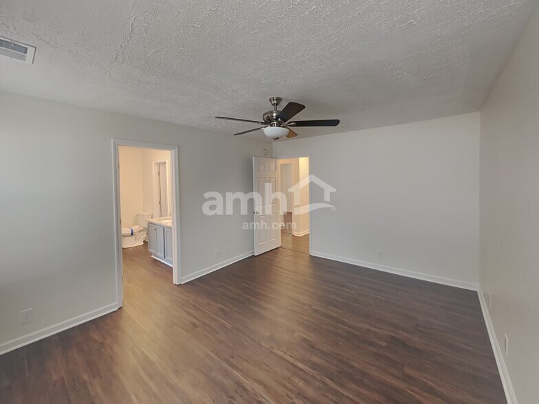 Building Photo - 651 Crescent Rd