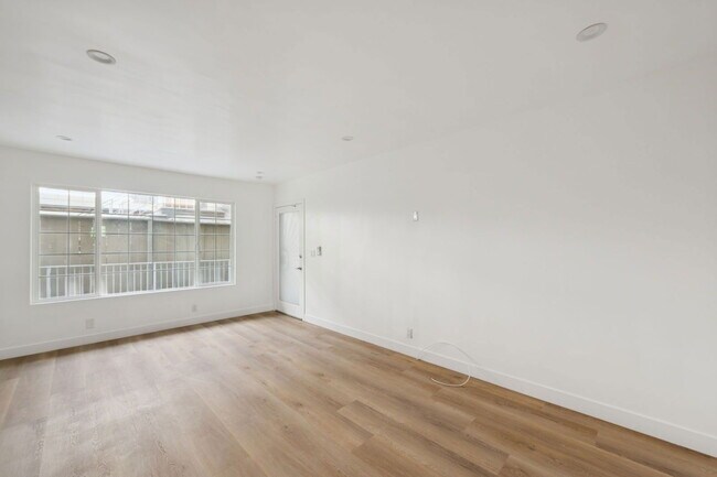 Building Photo - 1008 N Stanley Ave