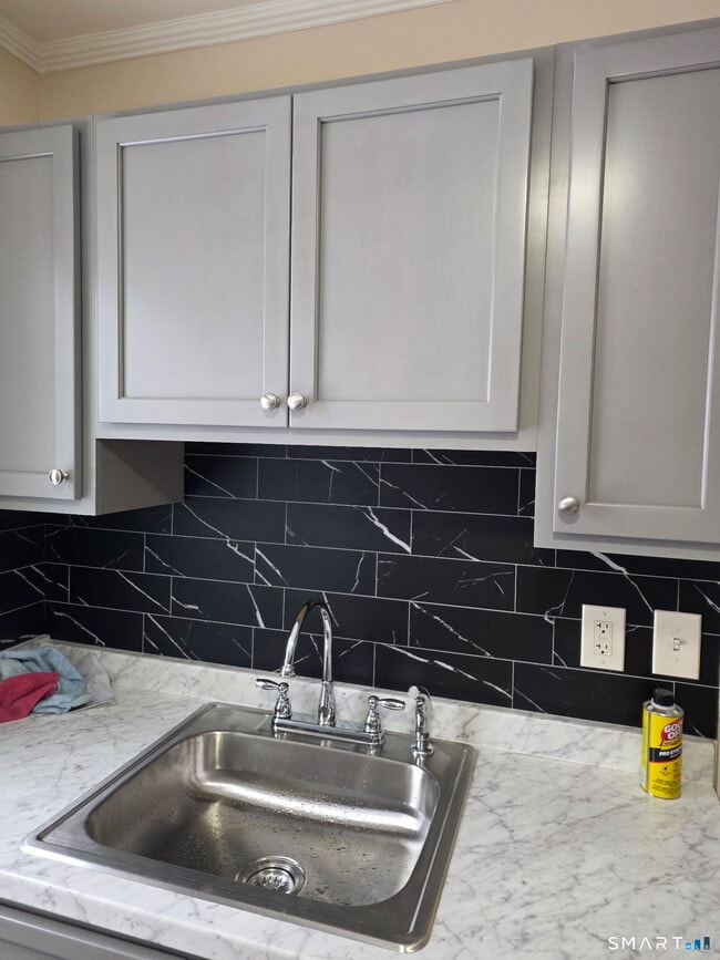 Building Photo - 288 Alling St