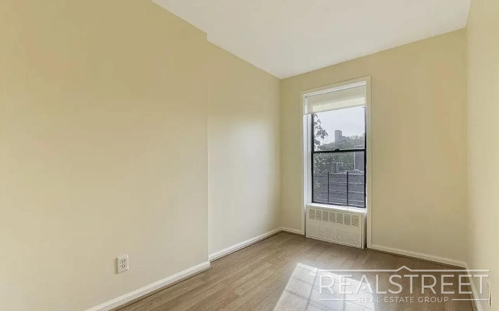 Building Photo - This spacious, sun-drenched one bedroom is available NOW!