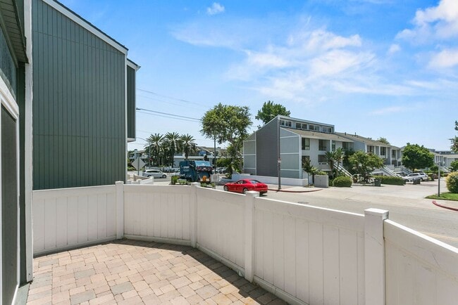 Building Photo - End-Unit Townhouse in Prime Newport Beach ...