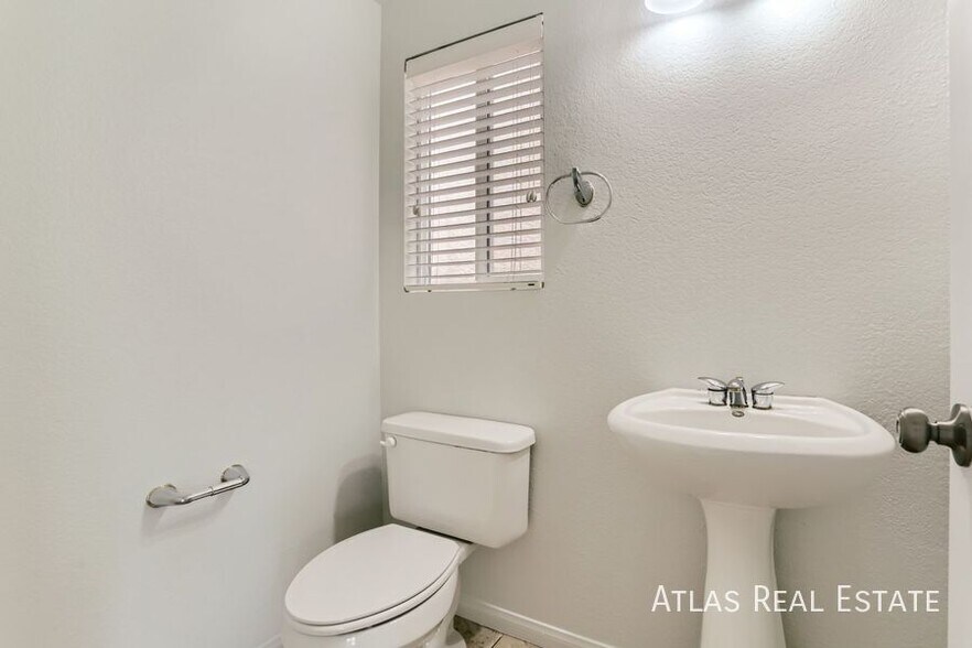 Building Photo - 10884 Royal Highlands St