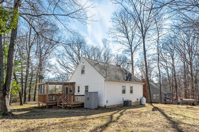 Building Photo - 3 Bedroom House in Forest