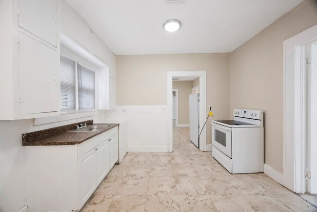 Building Photo - Large 3bdrm/1bath/+ bonus room ***Section ...
