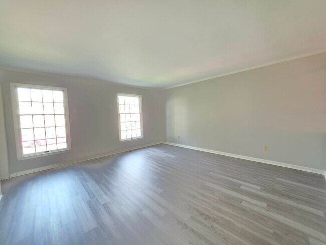 Building Photo - 830 Larch Way