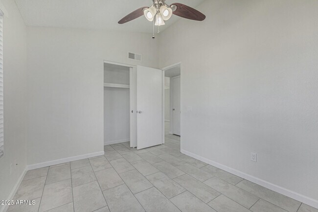 Building Photo - 1813 E Grandview Rd