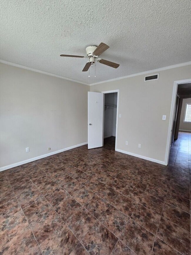 Building Photo - 2 bedroom Townhome off Pensacola Available