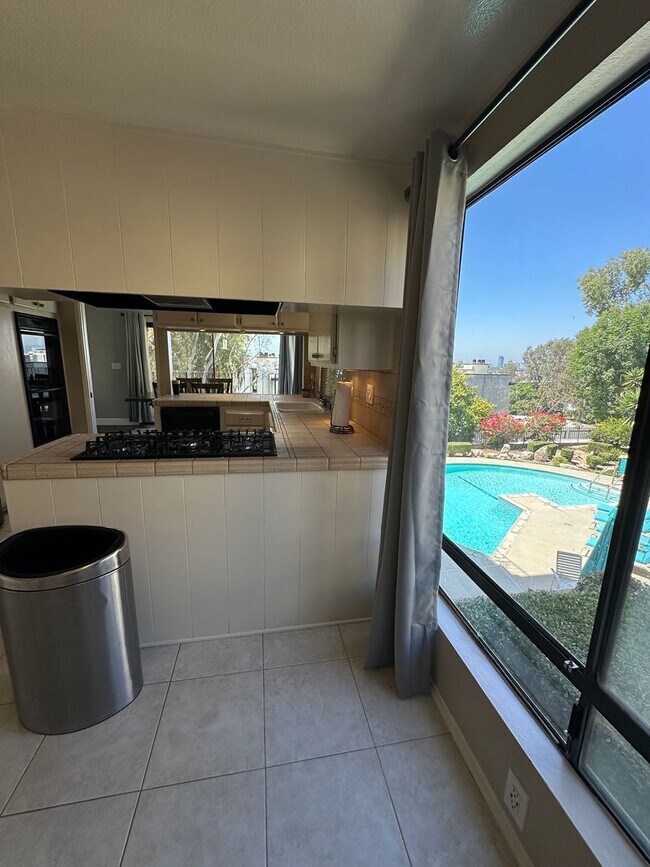 Building Photo - Huge 2 Bedroom 2 Bath Available For Immedi...