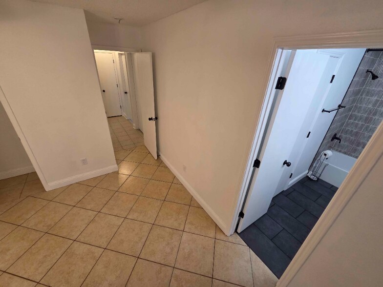Building Photo - 1033 Lakeview Ct