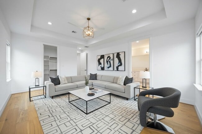 Building Photo - 2215 Mansfield St