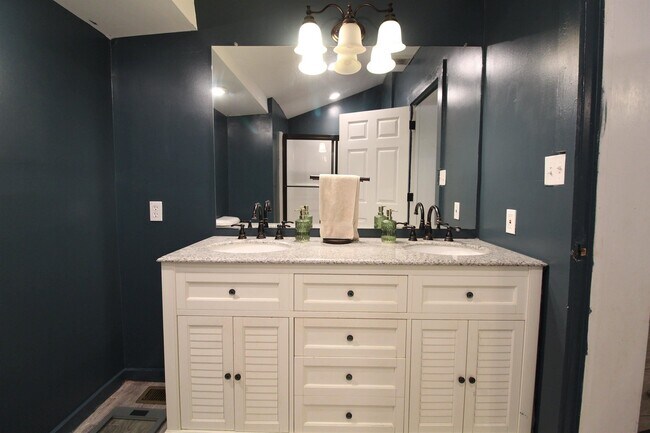 Building Photo - 6171 Collins St NE