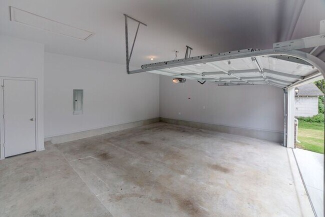 Building Photo - Unique 4/2/2 Near Downtown Tulsa!