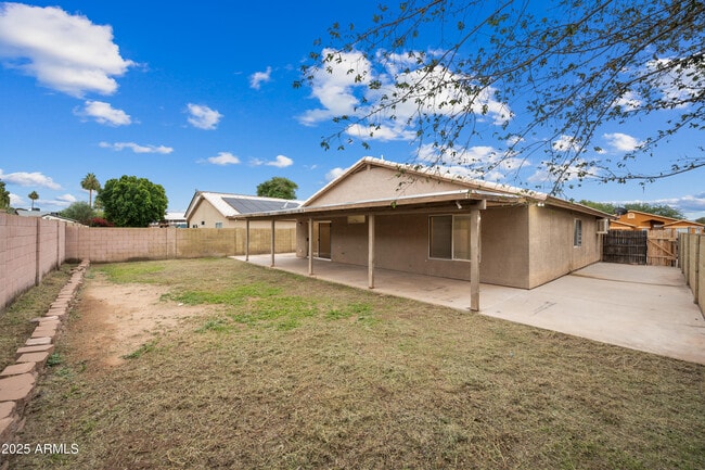 Building Photo - 9018 W Cambridge Ave