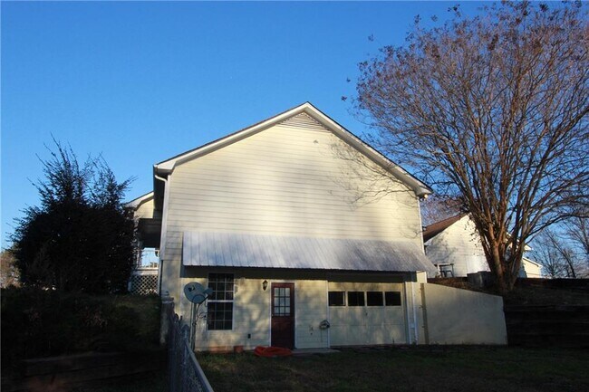 Building Photo - 818 Springlake Rd