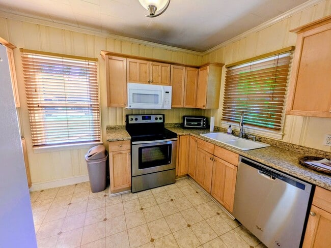 Building Photo - 1126 Martin St