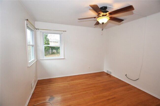 Building Photo - 300 Howland Ave