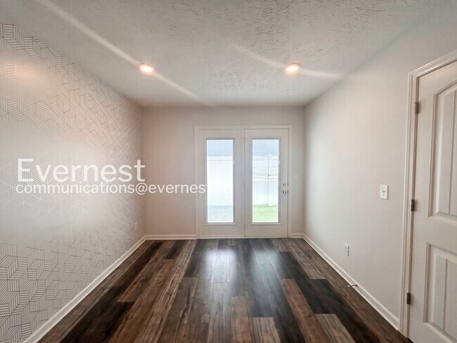 Building Photo - 3 Bed/3 Bath Townhome with Garage / Available Now!