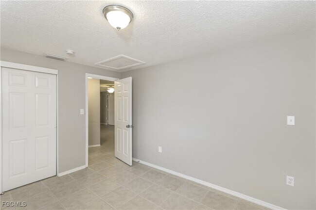 Building Photo - 4215 Tarpon Rd