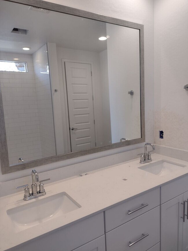 Building Photo - NEWER BUILD IN BEAUTIFUL GATED PHOENIX COMMUNITY!