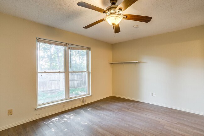 Building Photo - One side of 2 story duplex available-  3 b...