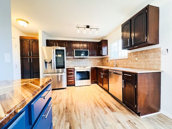 Building Photo - 4 bedroom with large backyard