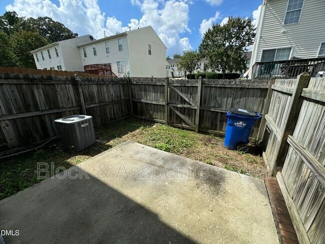 Building Photo - 4804 Tanglewood Oaks St