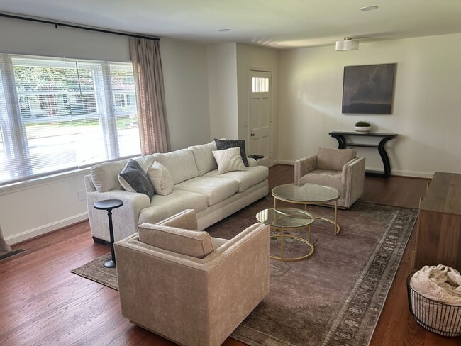 Building Photo - Beautiful 4 Bed 3 Bath Home Fully Furnishe...