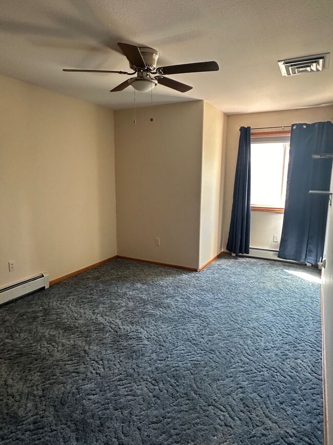 Building Photo - 3 bed 2.5 bath in Single Family Home in Ne...