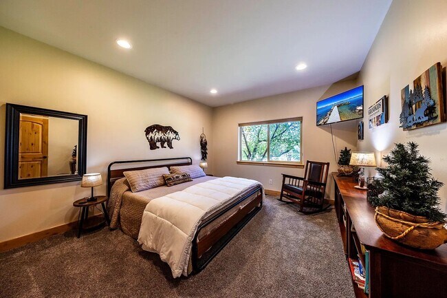 Building Photo - Large Mountain Luxury Home