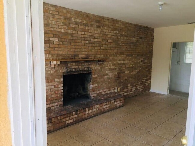 Building Photo - 2 bedroom 1 bath