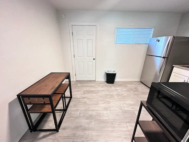 Full Kitchen with Dining Table - 4021 Fillmore Ave