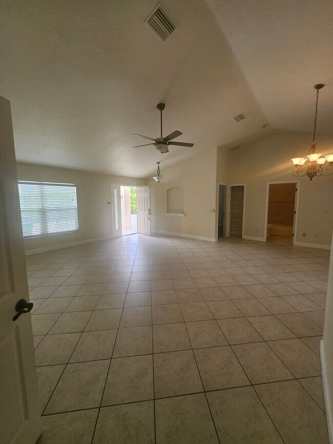 Building Photo - Rotonda Duplex