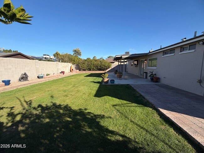 Building Photo - 4140 W Paradise Dr