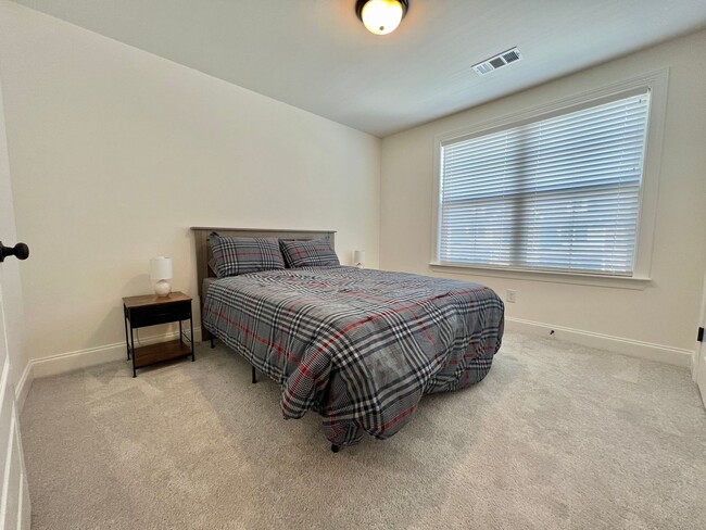 Building Photo - 3 Bed, 2.5 Bath Townhome w/ 1 Car Garage