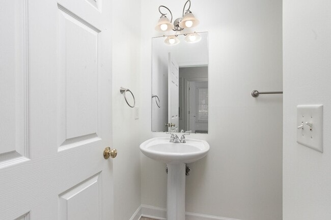 Building Photo - Beautiful 2 Bedroom Condo in Southern Village!